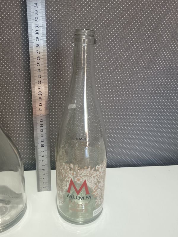 Dos botellas de licor vacías - imagen 3