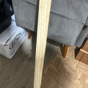 Lote siguiente: Hacha de Leñador con Mango de Madera