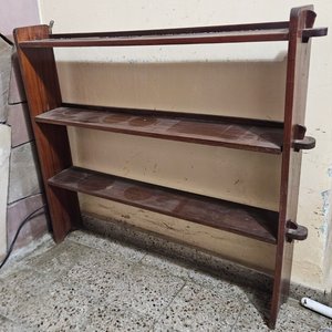 Lote siguiente: Repisa de Madera con Tres Estantes