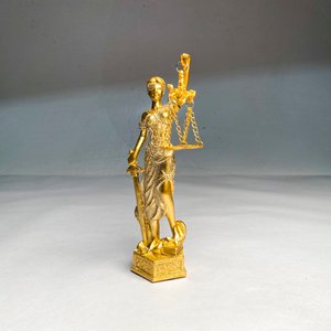 Figura Diosa de la Justicia Dorada - 18 cm - imagen 2