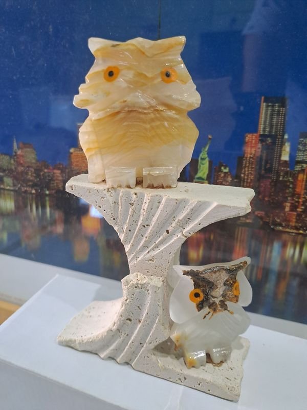 Estatuilla con par de búhos sobre una piedra porosa - imagen 2