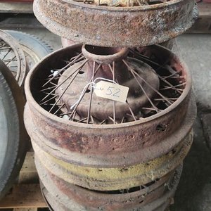 Lote anterior: 11 Llantas Antiguas de Rayos para Decoración