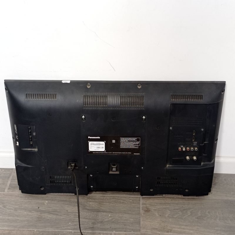 Tv led marca Panasonic de 32 pulgadas con soporte y teclado - imagen 4