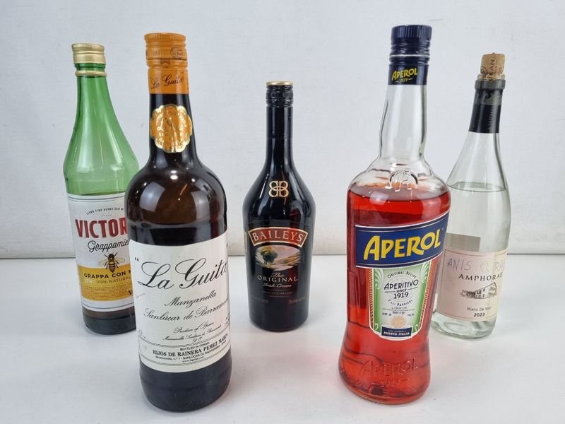 Lote siguiente: Bebidas Alcohólicas con Etiquetas y Botellas