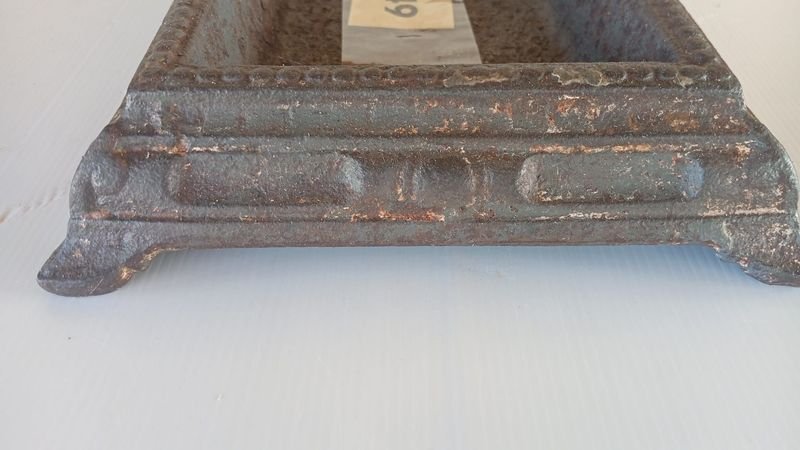 Antiguo salvero de metal con detalles ornamentales - imagen 4