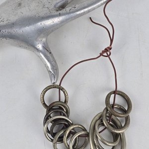 Lote siguiente: Lote de 12 Argollas Metálicas Blancas con Cordón
