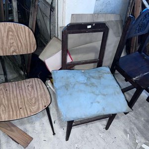 Lote de Tres Sillas para Restaurar: Una de Cerámica y Dos de Madera - imagen 4