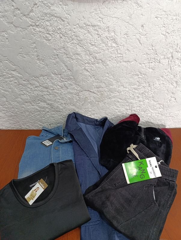 Lote siguiente: Prendas femeninas de moda en excelente condición