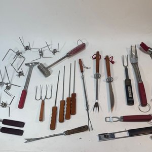 Lote de Utensilios para Parrilla: Pinchos, Cuchillo, Cepillo y Más - imagen 1