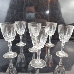 L 282 - 6 Piezas - Set de 6 atractivas copitas de licor o aperitivo, en delicado vidrio labrado con pie torneado - imagen 1