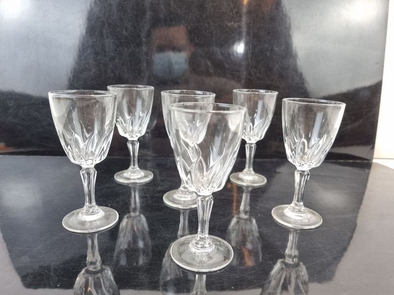 L 282 - 6 Piezas - Set de 6 atractivas copitas de licor o aperitivo, en delicado vidrio labrado con pie torneado