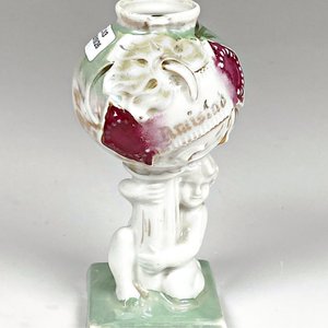 Lote siguiente: Mate de Porcelana Isabelina con Querubín y Detalle "Amistad", 15 cm