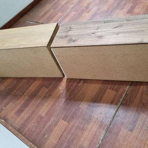 Set de 2 Muebles Aéreos de Madera: Uno con Puerta y Estante Abierto - imagen 3