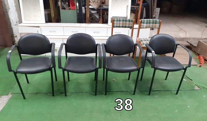 Sillas de Espera en Plástico con Metal