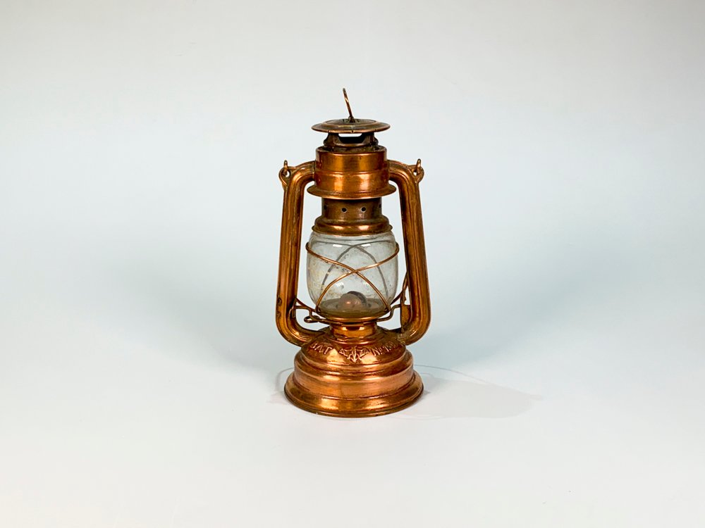 Farol a Queroseno Alemán Vintage en Chapa Cobreada con Pantalla de Vidrio