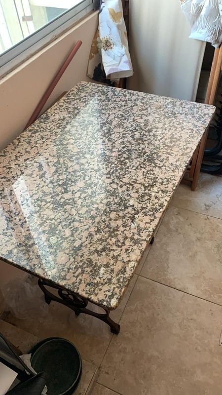 Mesa de mármol con base de hierro - imagen 3