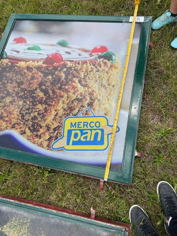 Cartel Publicitario Merco Pan con Imagen de Torta