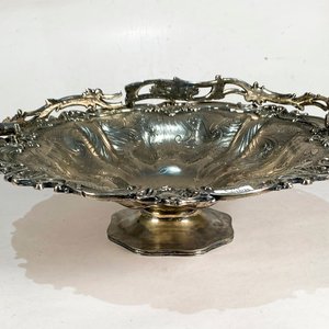 Centro de Mesa Metálico Labrado con Asa y Detalle de Avería - 34 cm Diámetro - imagen 2
