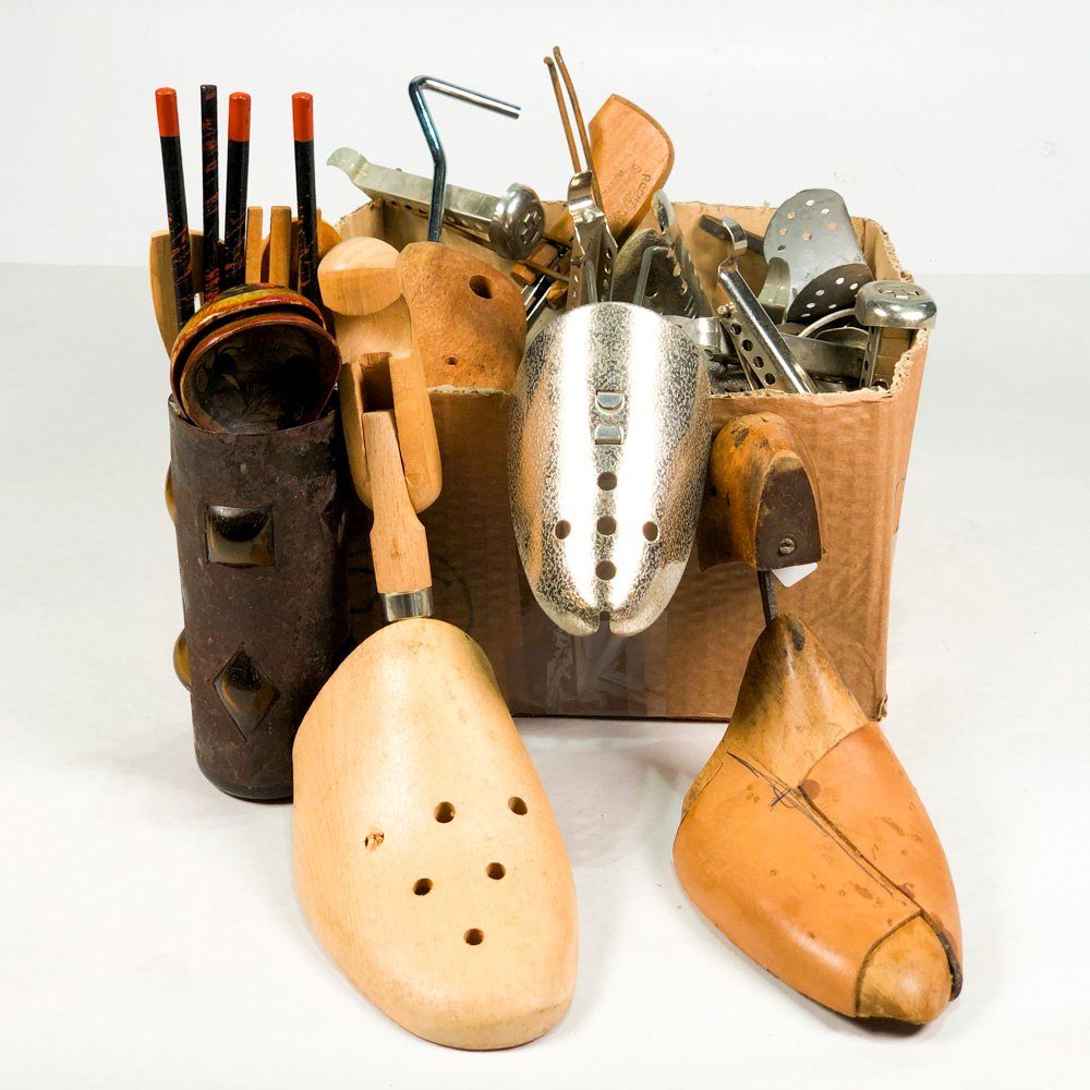 Herramientas de metal y madera para zapatero - imagen 2