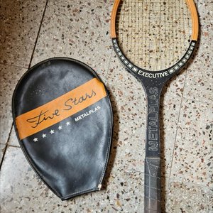 Lote siguiente: Raqueta de Tenis Vintage Metalplas Executive de Madera con Funda