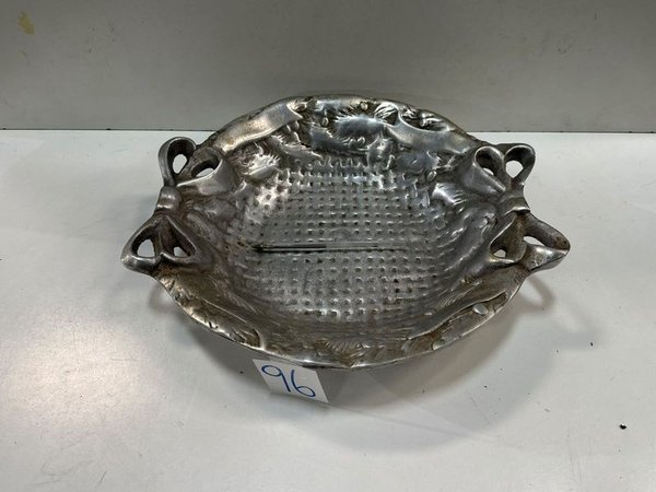 Fuente Honda de Peltre con Diseño de Animales y Asas Decorativas - imagen 1