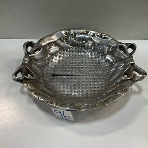 Lote siguiente: Fuente Honda de Peltre con Diseño de Animales y Asas Decorativas