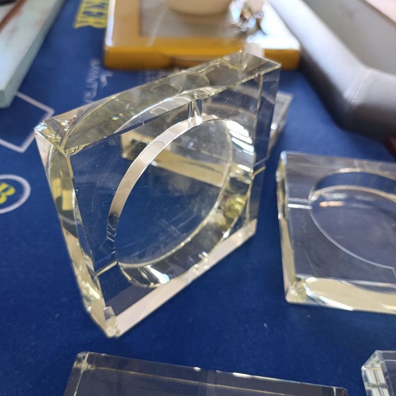 Lote siguiente: Ceniceros de Cristal con Pequeños Chips