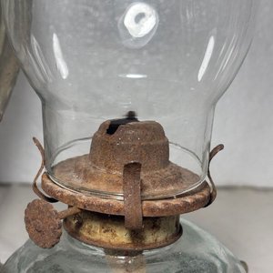 Antiguo Farol de Vidrio con Base Acanalada y Soporte Metálico - imagen 4