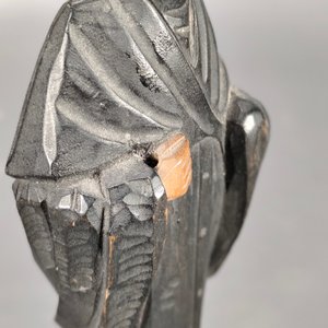 Talla de Madera "Chovendo" de Persona Vestida con Paragua Faltante - imagen 5