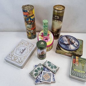 Lote Decorativo de Latas Coleccionables con Diseños de Ciudades Europeas y Época - imagen 3