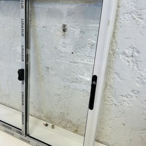 Lote #026a – Ventana de aluminio dos hojas corredizas – 100x100cm - imagen 2