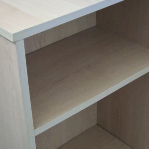 Estantería Moderna de Madera Clara con Tres Niveles - imagen 5
