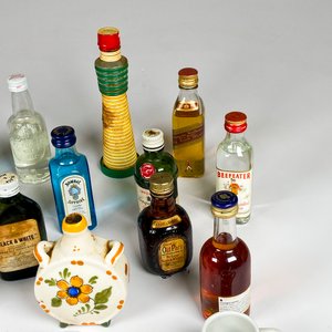 Catorce botellitas coleccion y seis jarritos cerámica mauá - imagen 5