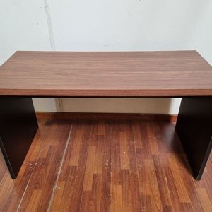 Escritorio Tono Madera y Laterales Oscuros (136x60x75 cm) - imagen 2