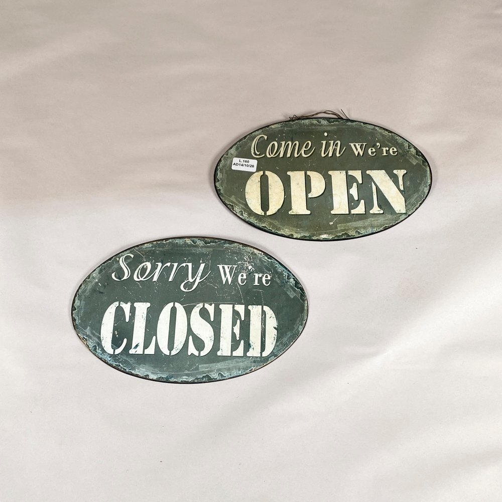 Dos Chapas Vintage Esmaltadas "Open" y "Closed" para Negocio