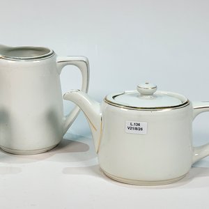 Juego de Loza Alemana Blanca con Guarda Dorada: Tetera, Cafetera y Lechera - imagen 2