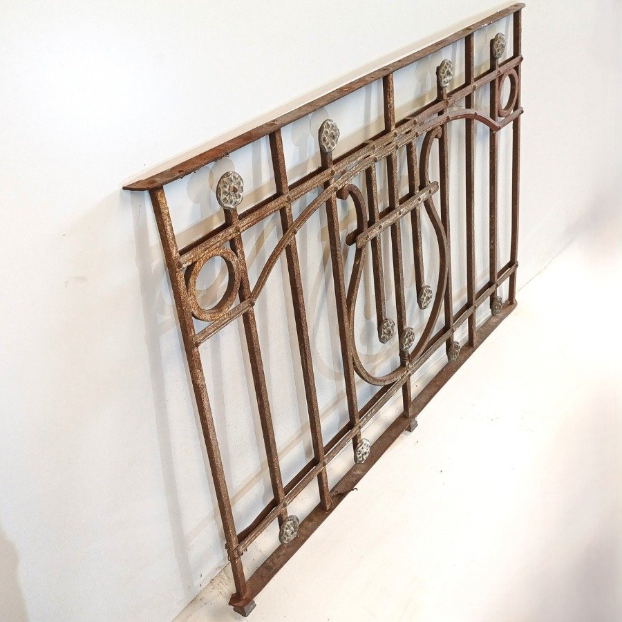 Reja antigua de metal con diseño curvo - imagen 4