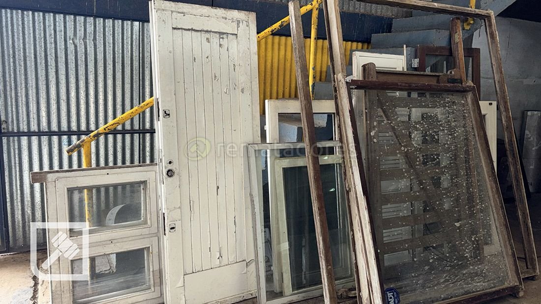 Lote de Puertas y Ventanas Antiguas de Madera