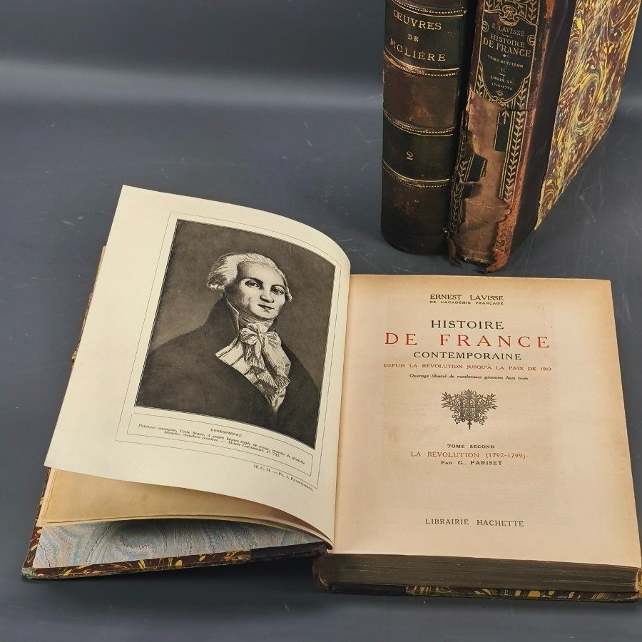 Libros antiguos y modernos, con detalles de estilo y materiales - imagen 8