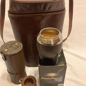 Lote siguiente: Set Matero Uruguayo Artesanal de Cuero con Mate y Yerbera