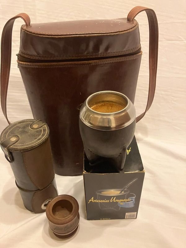 Set Matero Uruguayo Artesanal de Cuero con Mate y Yerbera