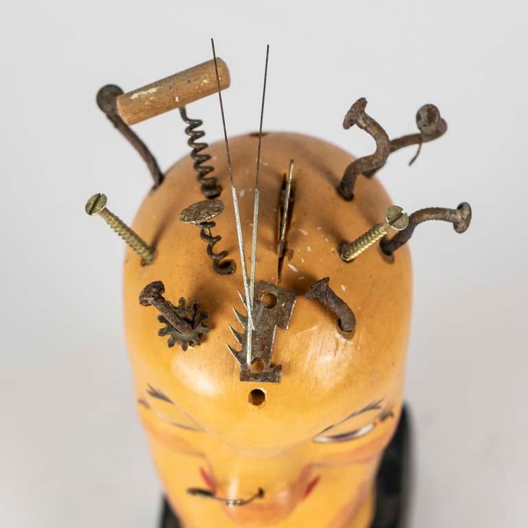 Figura de yeso con cara y accesorios - imagen 2
