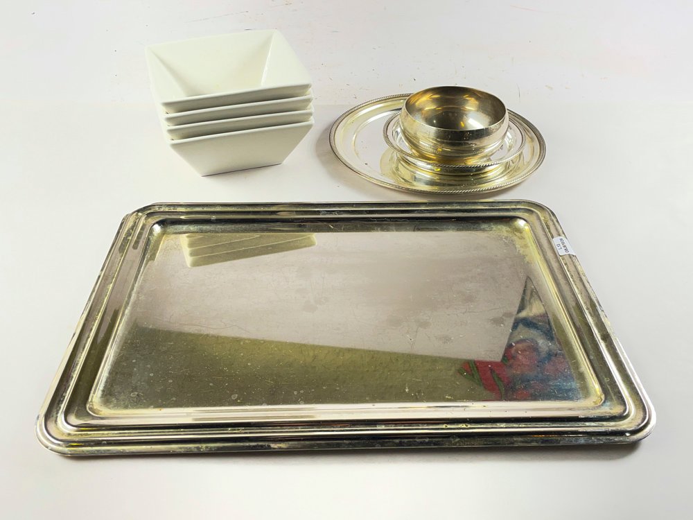 Bandeja y Plato Metálicos con Set de Bowls Cerámicos Blancos