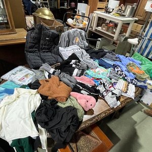 Lote de Ropa Variada y Muebles de Segunda Mano - imagen 3