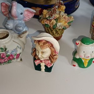 Lote de Colección: 2 Latas Decoradas, 4 Relojes y Adornos Varios - imagen 4
