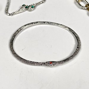 Conjunto de Joyería: Cadena Gruesa y Pulseras Diseño Serpiente con Piedras - imagen 3