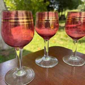 Lote anterior: 3 copas en cristal de color rojo rubi y anillos dorados