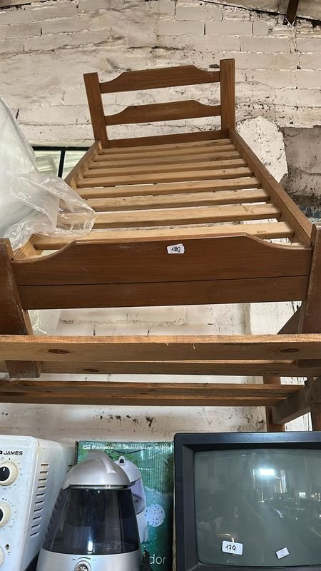 Lote siguiente: Cama de madera en buen estado