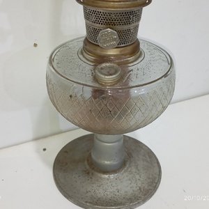 Antiguo Farol Lámpara a Kerosene Tipo Aladdin con Pie Metálico y Depósito de Vidrio - imagen 3