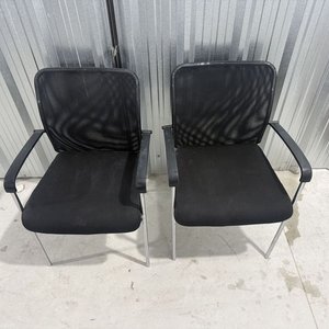 Par de Sillas de Oficina/Sala con Estructura Cromada y Tapizado Negro - imagen 2